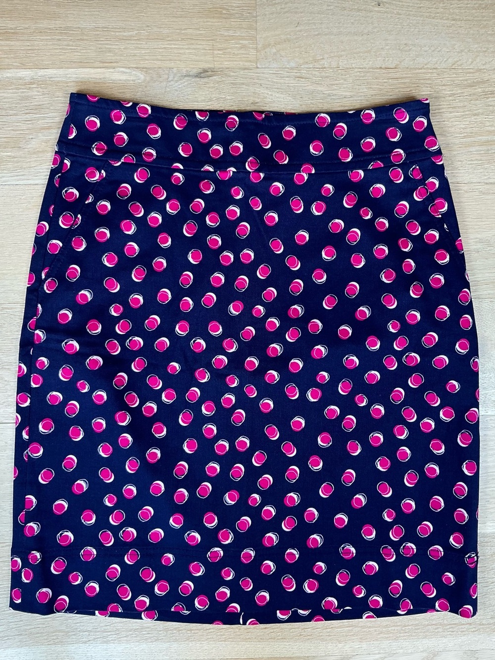 Talbots Navy Pencil Skirt with Pink Dot Pattern Crisp Vibrant Women’s Size 4 NWT